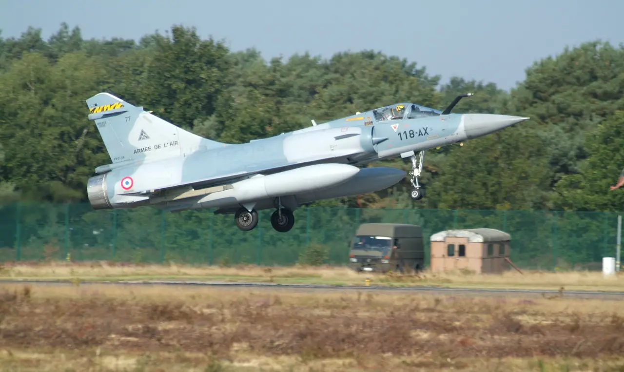 Париж тайно передал Украине три истребителя Mirage 2000-5F Париж тайно передал Украине три истребителя Mirage 2000-5F