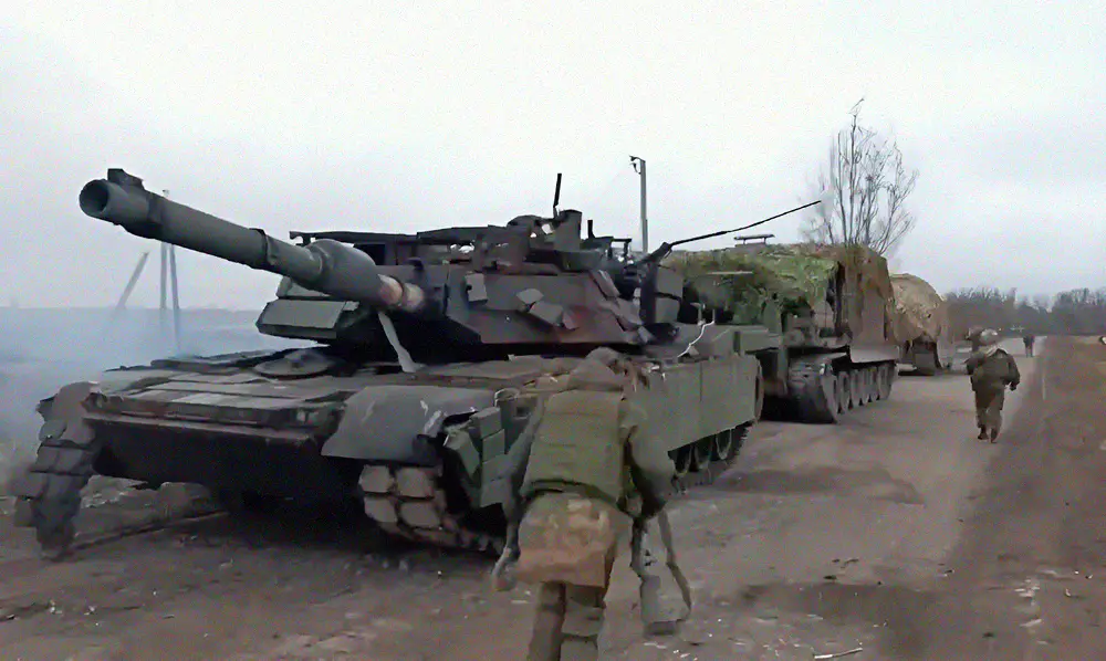 «Мы все равно его утащим»: в Сети появилось видео эвакуации трофейного 65-тонного танка Abrams