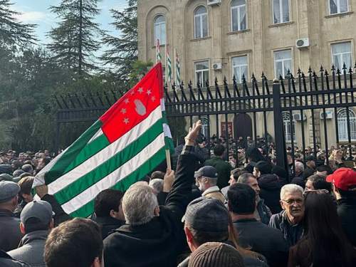 Протестующие прорвались в здание парламента Абхазии. Президент республики отказался уйти в отставку (ВИДЕО)