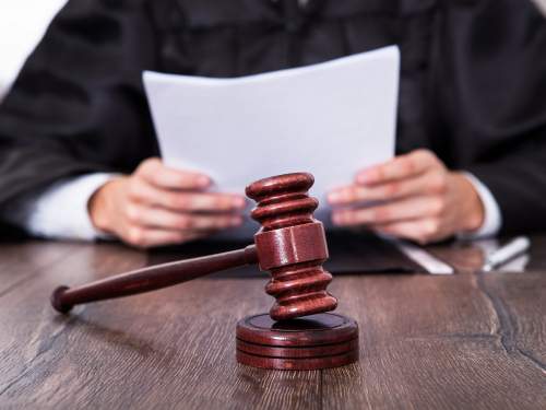 Сразу десять российских судей одновременно подали в отставку: названа причина