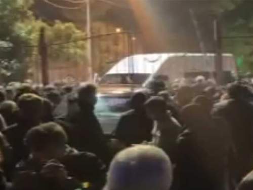 Протестующие в Абхазии захватили парламент, президент Бжания сбежал (ВИДЕО)