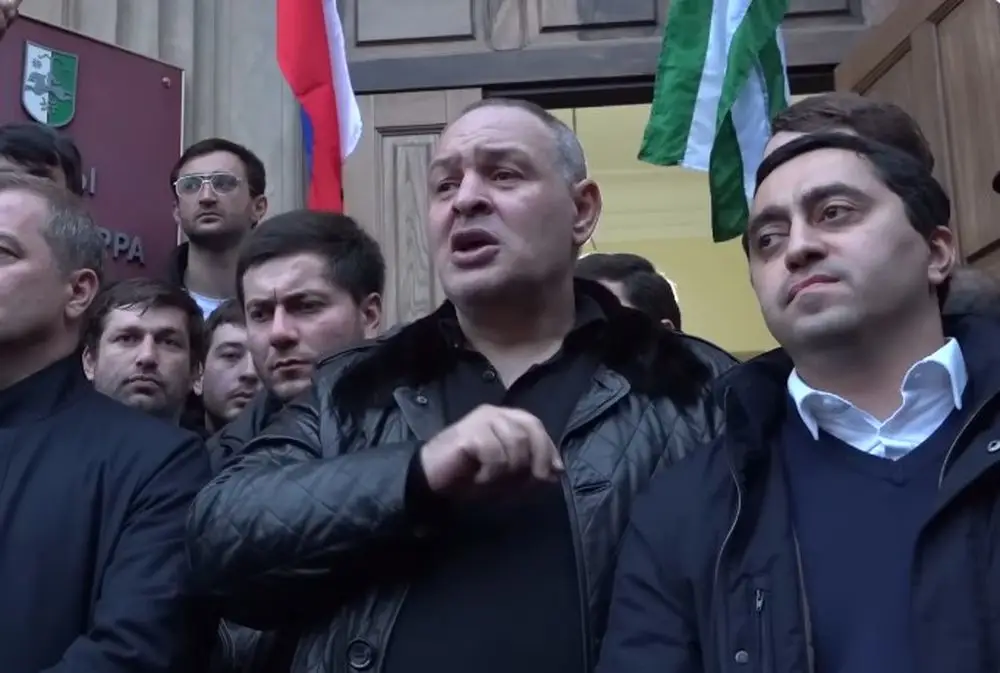 Русофобский протест в Абхазии превратился в попытку госпереворота Русофобский протест в Абхазии превратился в попытку госпереворота