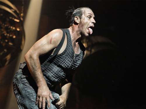 Суд постановил взыскать с лидера группы Rammstein ₽67 млн из-за отмены концерта в Твери Суд постановил взыскать с лидера группы Rammstein ₽67 млн из-за отмены концерта в Твери