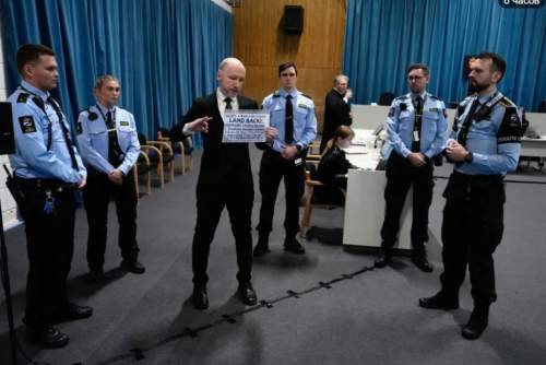 Норвежский террорист Брейвик выбрил две буквы Z на голове (ФОТО) Норвежский террорист Брейвик выбрил две буквы Z на голове (ФОТО)