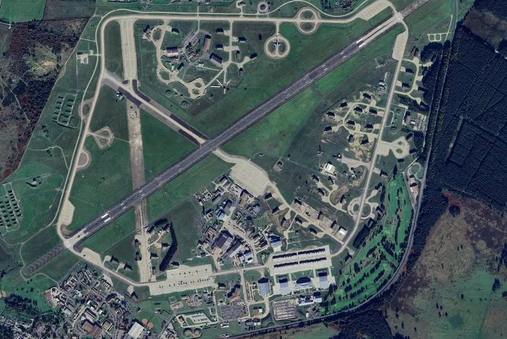 Над авиабазой в Великобритании замечены неизвестные беспилотники Над авиабазой в Великобритании замечены неизвестные беспилотники