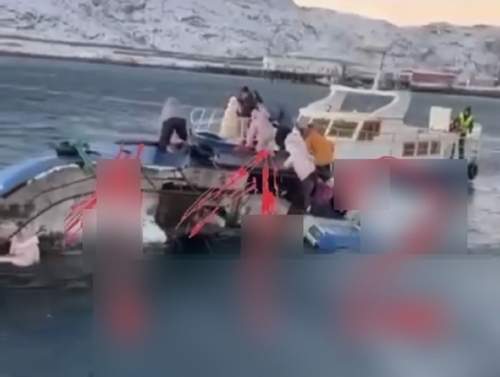 В акватории Баренцева моря перевернулось судно с туристами: их спасение попало на видео (ВИДЕО)