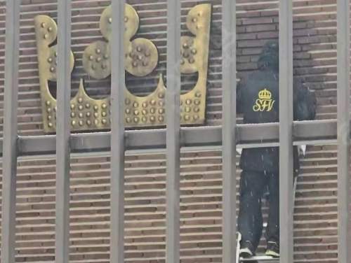 Трое неизвестных разгромили посольство Швеции в Москве (ФОТО, ВИДЕО) Трое неизвестных разгромили посольство Швеции в Москве (ФОТО, ВИДЕО)