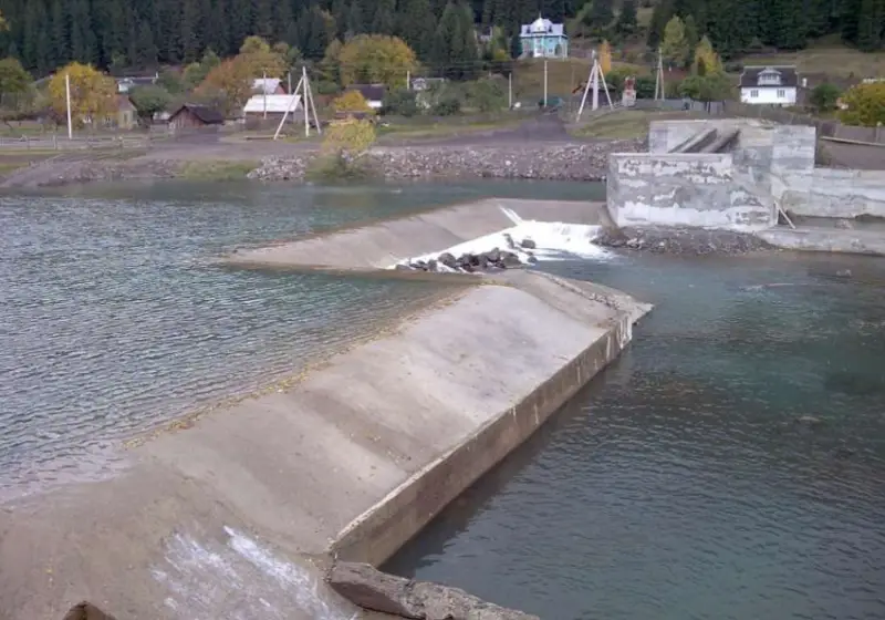 Двойной удар: Россия впервые атаковала крылатыми ракетами малую ГЭС на Западной Украине