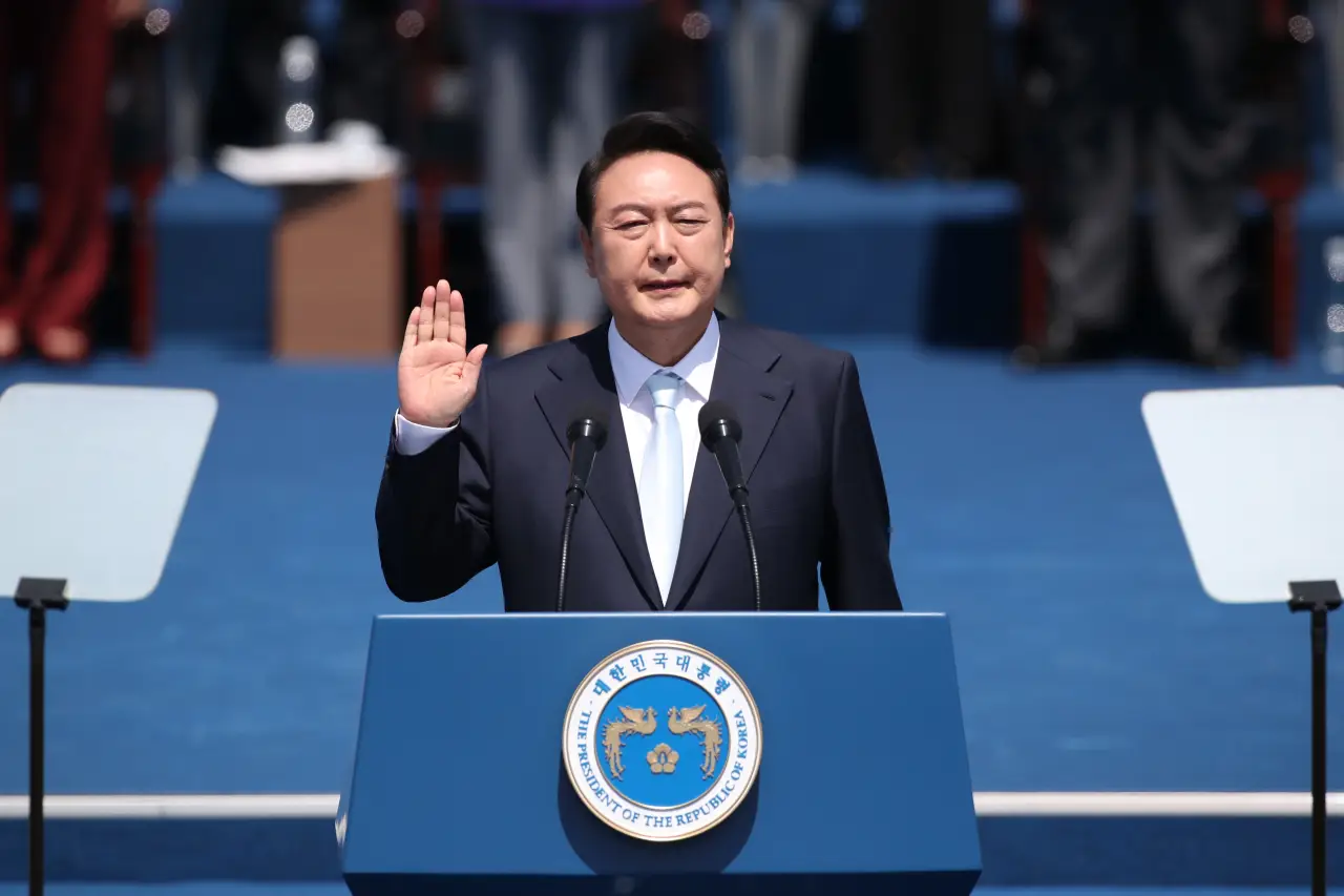 Президент Южной Кореи ввел военное положение и пытается узурпировать власть