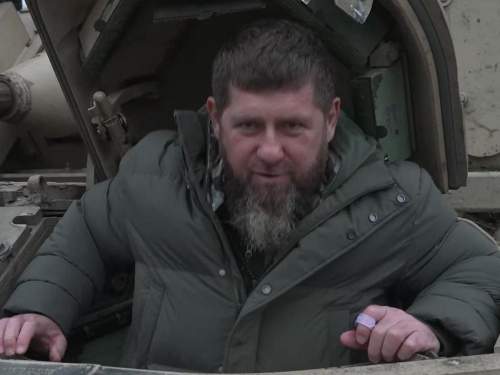 Кадыров проехался на трофейном Bradley и попросил прощения у Маска (ВИДЕО) Кадыров проехался на трофейном Bradley и попросил прощения у Маска (ВИДЕО)