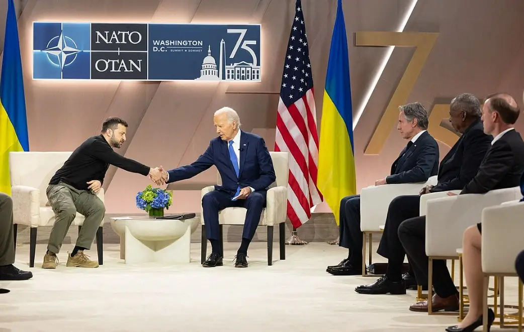 Напоследок Зеленский попробует выпросить у Байдена приглашение в НАТО Напоследок Зеленский попробует выпросить у Байдена приглашение в НАТО