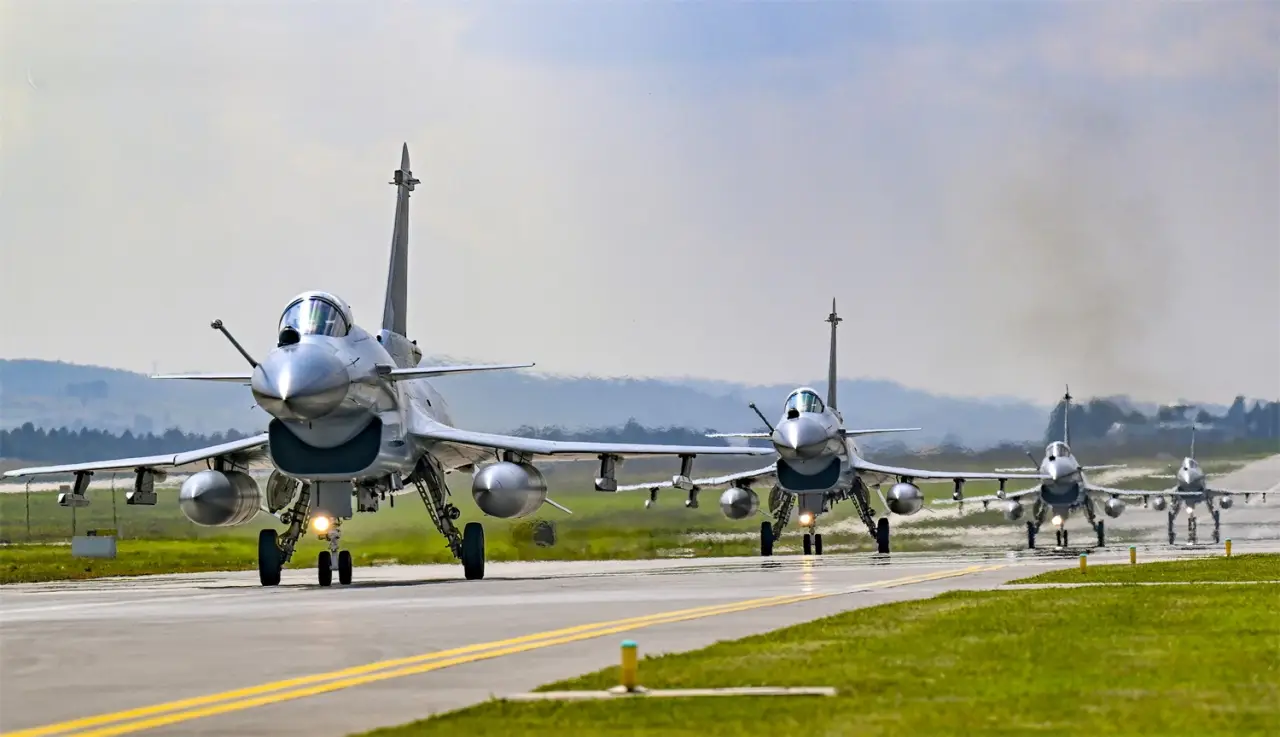 Имитируют атаки на иностранные корабли: КНР проводит самые масштабные с 1996 года учения у берегов Тайваня