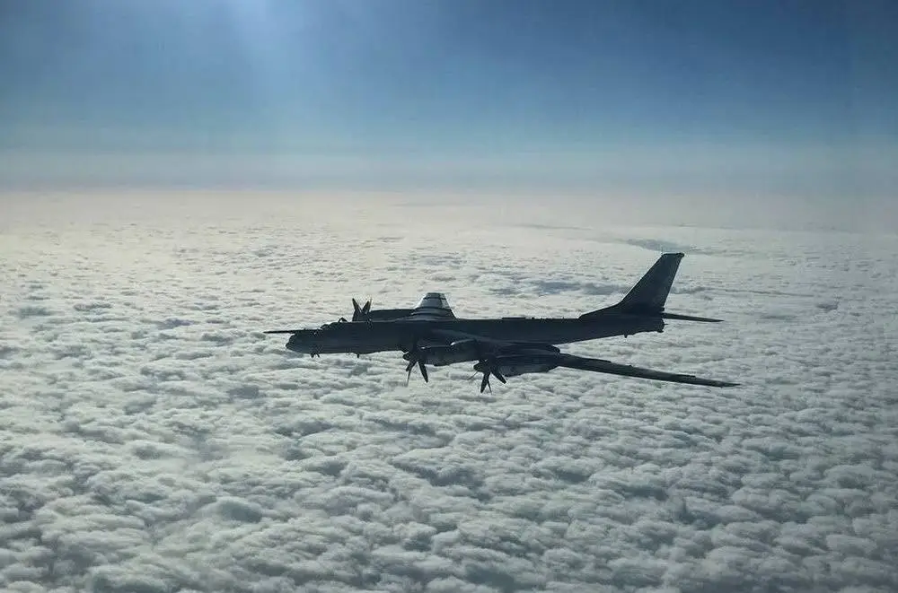 ВКС РФ и Черноморский флот осуществили пуски десятков крылатых ракет по Украине ВКС РФ и Черноморский флот осуществили пуски десятков крылатых ракет по Украине