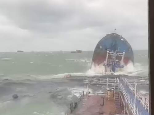 Опубликовано видео крушения двух танкеров в Керченском проливе (ВИДЕО) Опубликовано видео крушения двух танкеров в Керченском проливе (ВИДЕО)