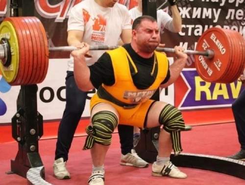 Чемпион мира по пауэрлифтингу, пытаясь поднять 260 кг, умер на турнире в Ростове (ФОТО)