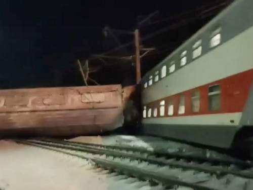 Под Мурманском столкнулись грузовой и пассажирский поезда: есть жертвы (ФОТО, ВИДЕО) Под Мурманском столкнулись грузовой и пассажирский поезда: есть жертвы (ФОТО, ВИДЕО)