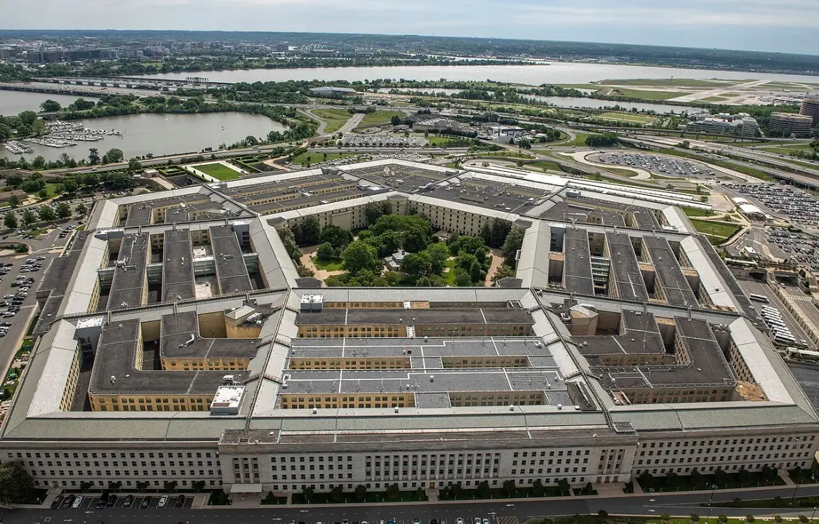 Пока Байден анонсирует очередной пакет военной помощи Киеву, Пентагон предупреждает о невыплате зарплат военным