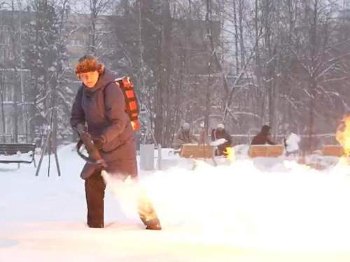 Чиновник из Санкт-Петербурга вышел убирать снег с огнеметом (ВИДЕО) Чиновник из Санкт-Петербурга вышел убирать снег с огнеметом (ВИДЕО)