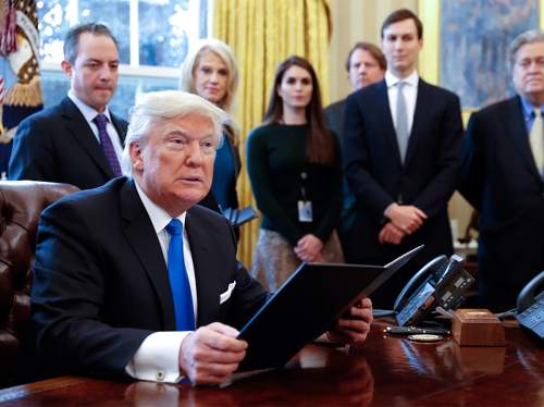 FT: Трамп продолжит оказывать военную помощь Украине