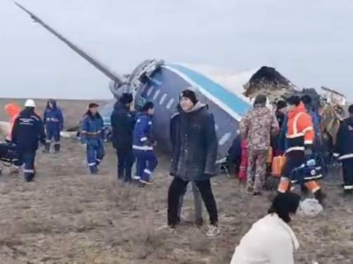 Крушение самолета рейса Баку — Грозный попало на видео: есть жертвы (ВИДЕО)