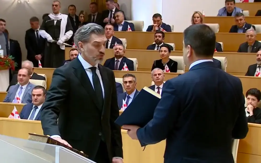 Михаил Кавелашвили официально вступил в должность президента Грузии, Зурабишвили сбежала из президентского дворца