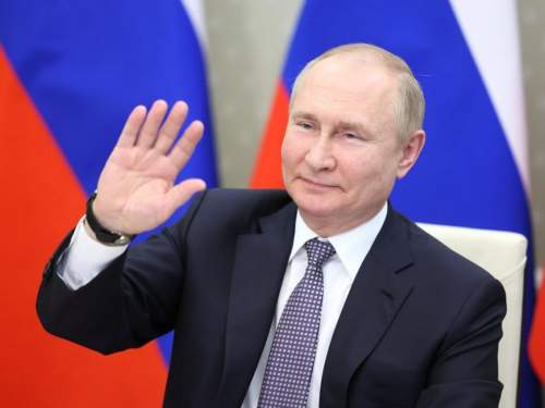 Путин починил ручкой часы во время саммита ЕАЭС, попав на видео (ВИДЕО)