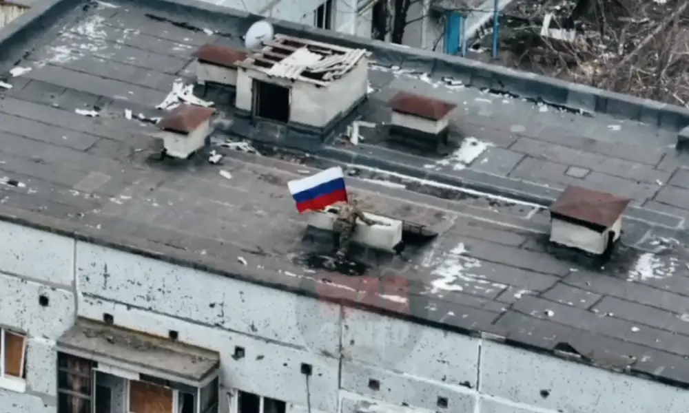 Над микрорайоном в Курахово подняли флаг России