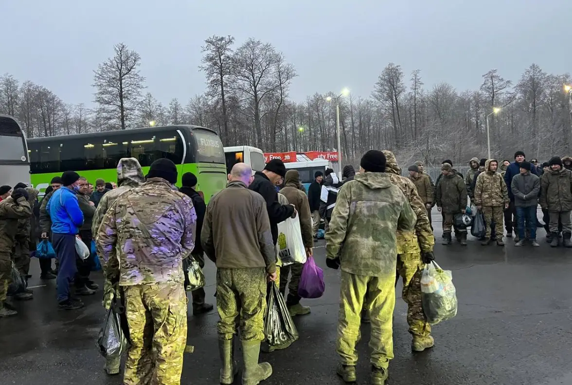 В преддверии Нового года из украинского плена освобождено 150 российских бойцов В преддверии Нового года из украинского плена освобождено 150 российских бойцов