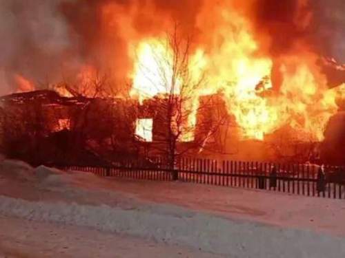 При пожаре в доме в Кировской области погибли 8 человек (ВИДЕО) При пожаре в доме в Кировской области погибли 8 человек (ВИДЕО)