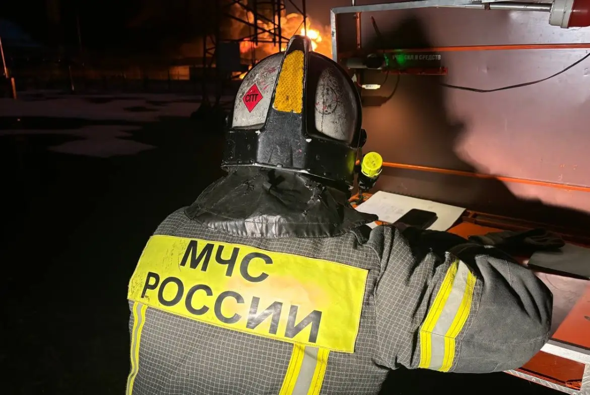 Промышленный объект загорелся в Энгельсе после массированной атаки БПЛА