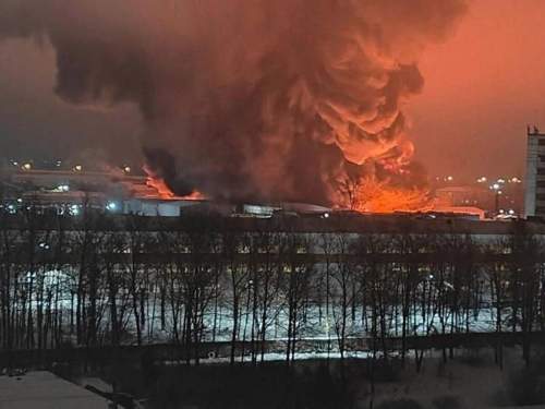 Мощный пожар на территории промзоны под Петербургом сняли на видео (ВИДЕО)
