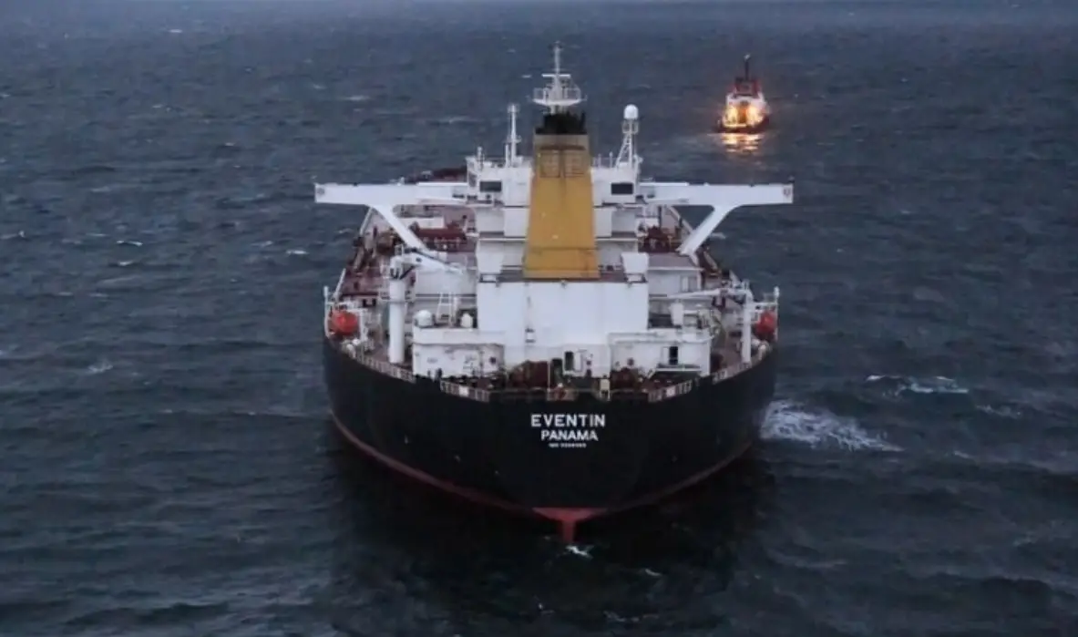 Der Spiegel: нефтяной танкер, потерпевший крушение в Балтийском море, отбуксирован в Засниц