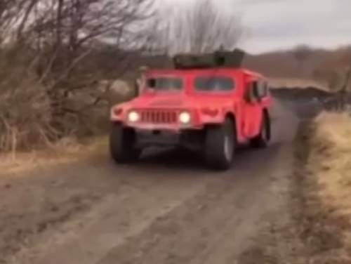 У ВСУ появились гламурные Humvee розового цвета: опубликовано видео (ВИДЕО)