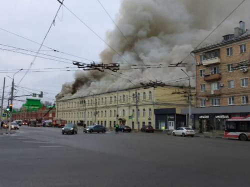 В центре Тулы загорелся военный госпиталь: момент падения шпиля попал на видео (ВИДЕО) В центре Тулы загорелся военный госпиталь: момент падения шпиля попал на видео (ВИДЕО)