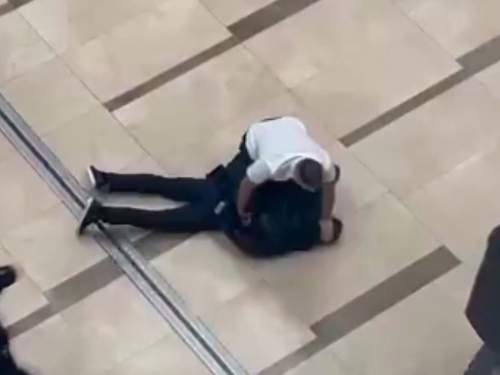 Мужчина с ножом напал на пассажиров в аэропорту Красноярска (ВИДЕО) Мужчина с ножом напал на пассажиров в аэропорту Красноярска (ВИДЕО)