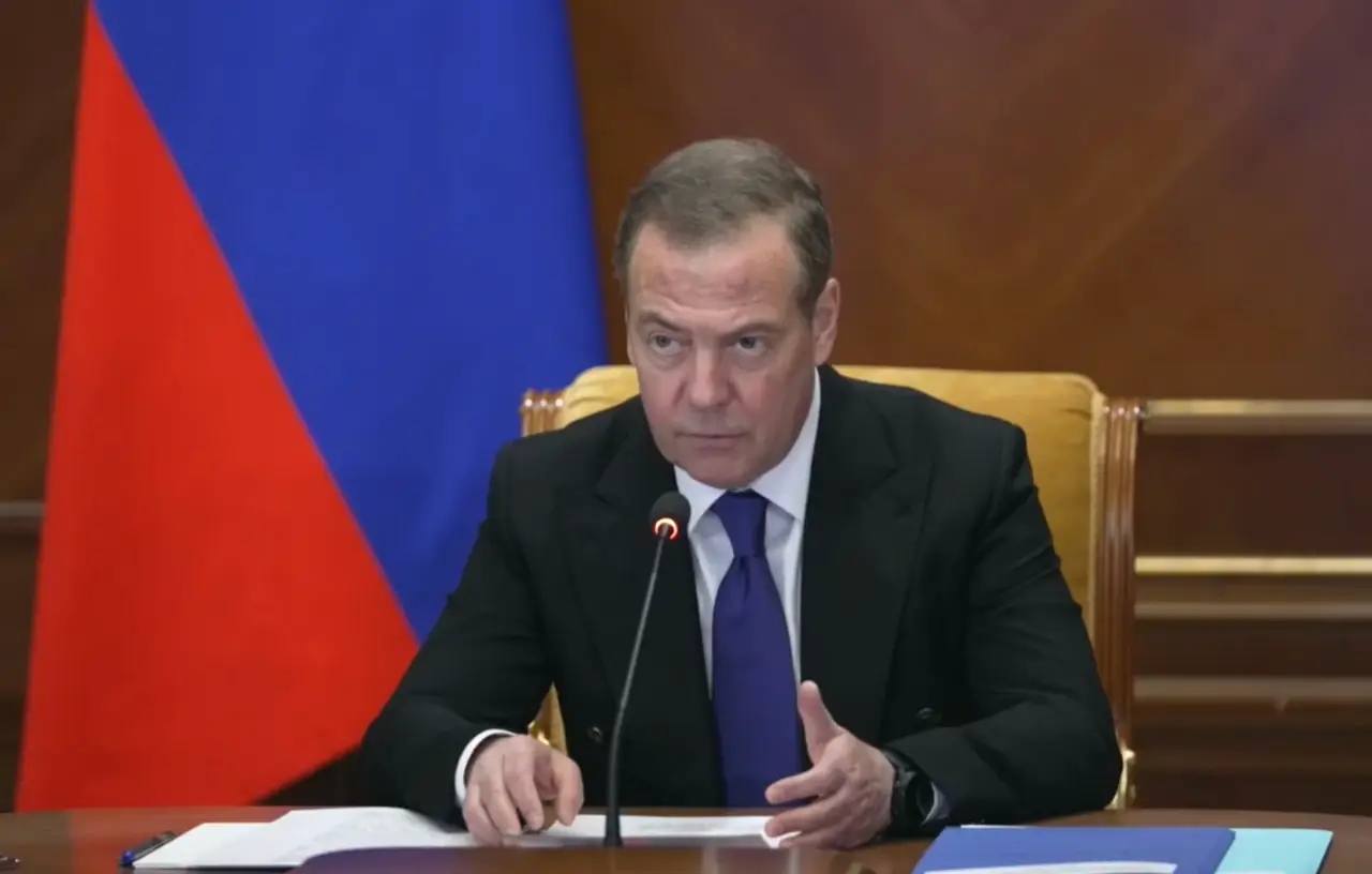 Медведев назвал попыткой развалить РФ урегулирование конфликта на Украине по «германскому сценарию» Медведев назвал попыткой развалить РФ урегулирование конфликта на Украине по «германскому сценарию»