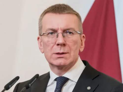 &laquo;Трус, Балбес, Бывалый&raquo;: фото президента Латвии с клоунами развеселило Сеть (ФОТО)