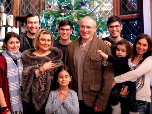 Жену Ходорковского вместе с детьми через суд могут выписать из квартиры в Москве