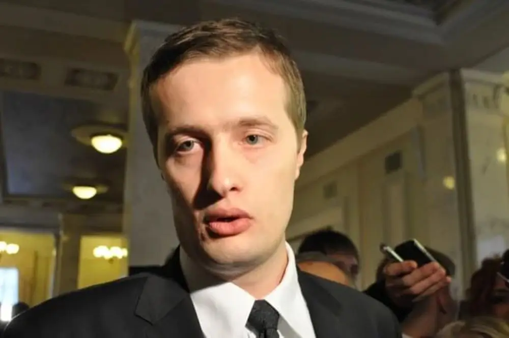 Сбежавший за границу Алексей Порошенко, сын экс-президента, признан уклонистом на Украине