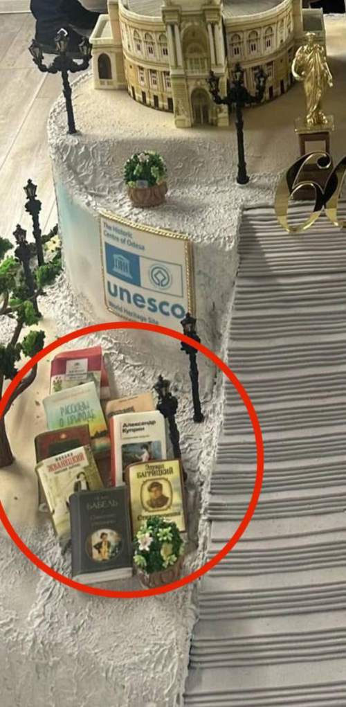 «Пусть подавится»: торт мэра Одессы с русскими книгами возмутил украинцев (ФОТО)