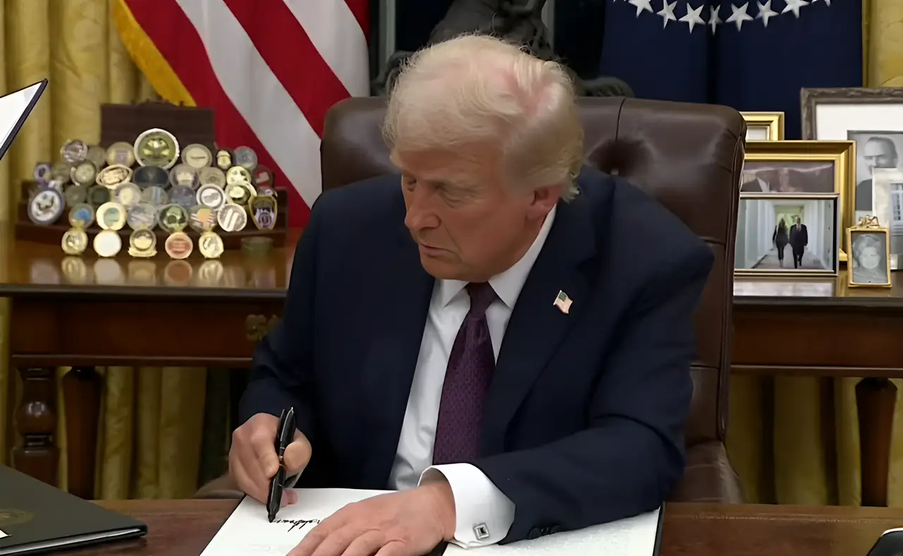 Куба, торговая война и остановка помощи Украине: Трамп подписал первые указы в Белом доме