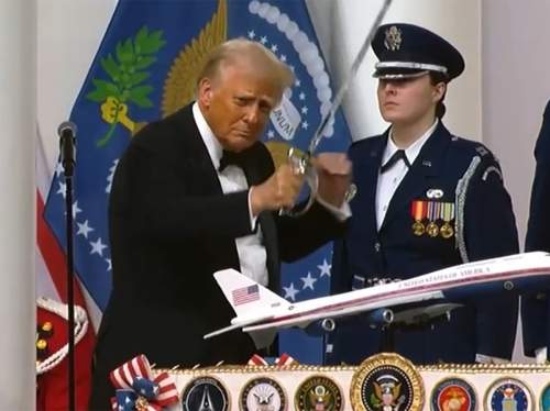 Видео танца Трампа с саблей в руках стало вирусным (ВИДЕО) Видео танца Трампа с саблей в руках стало вирусным (ВИДЕО)