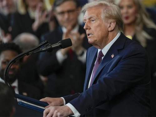 Трамп заявил, что изучает вопрос дальнейших поставок оружия Украине