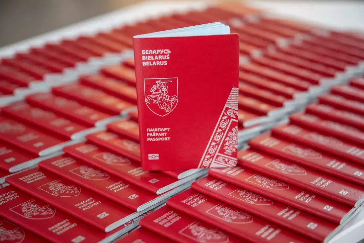 Дизайн белорусского «оппозиционного» паспорта вызвал дебаты в Литве Дизайн белорусского «оппозиционного» паспорта вызвал дебаты в Литве