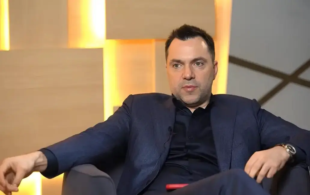 «Однажды его в клетке привезут на Украину» – Арестович* предсказал будущее Зеленского