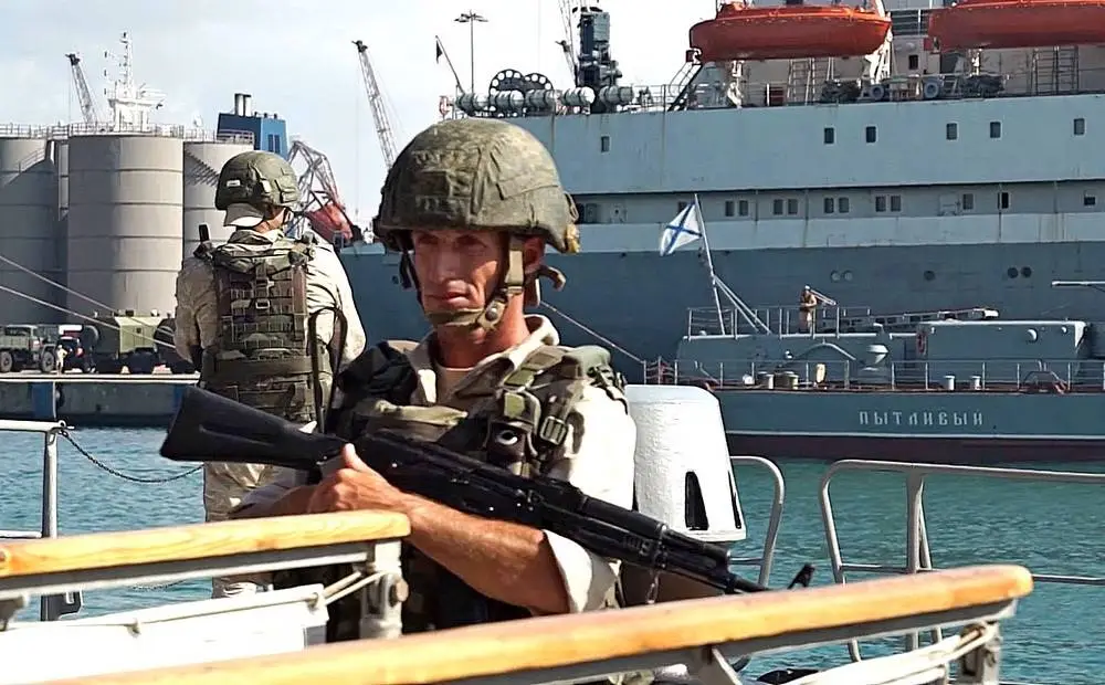 Россия эвакуирует технику, боеприпасы и военное имущество из сирийского Тартуса Россия эвакуирует технику, боеприпасы и военное имущество из сирийского Тартуса