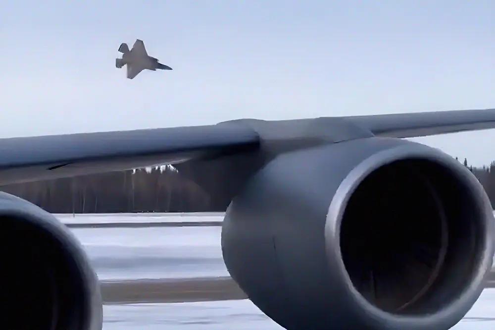 Появилось видео падения истребителя F-35 на Аляске Появилось видео падения истребителя F-35 на Аляске