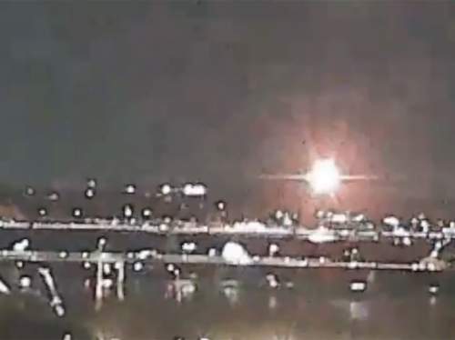 В Вашингтоне самолет упал в реку после столкновения с вертолетом (ВИДЕО)