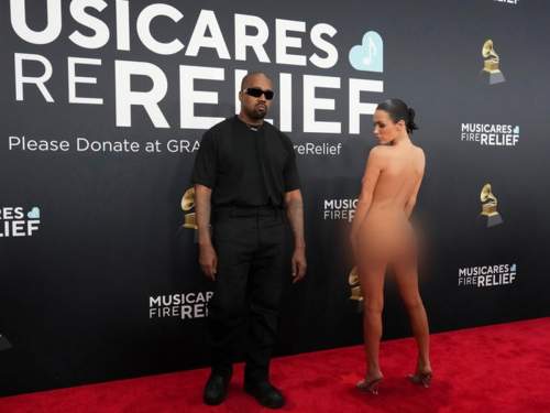 &laquo;Голую&raquo; выходку Бьянки Цензори и Канье Уэста оценил продюсер &laquo;Грэмми&raquo; (ВИДЕО)