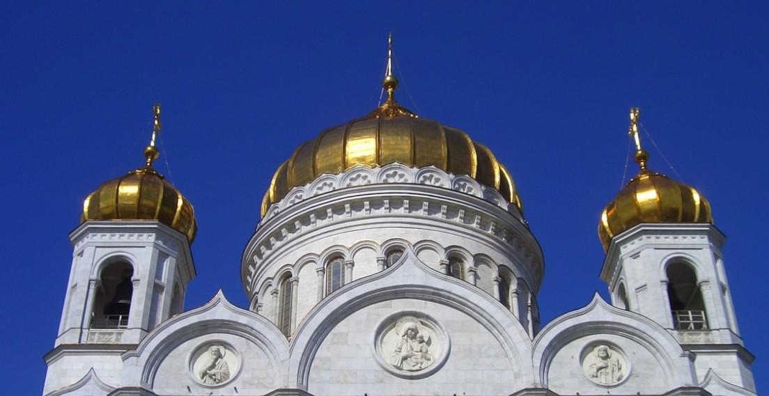 В часовню Ксении Петербургской на Смоленском кладбище выстроилась очередь из верующих